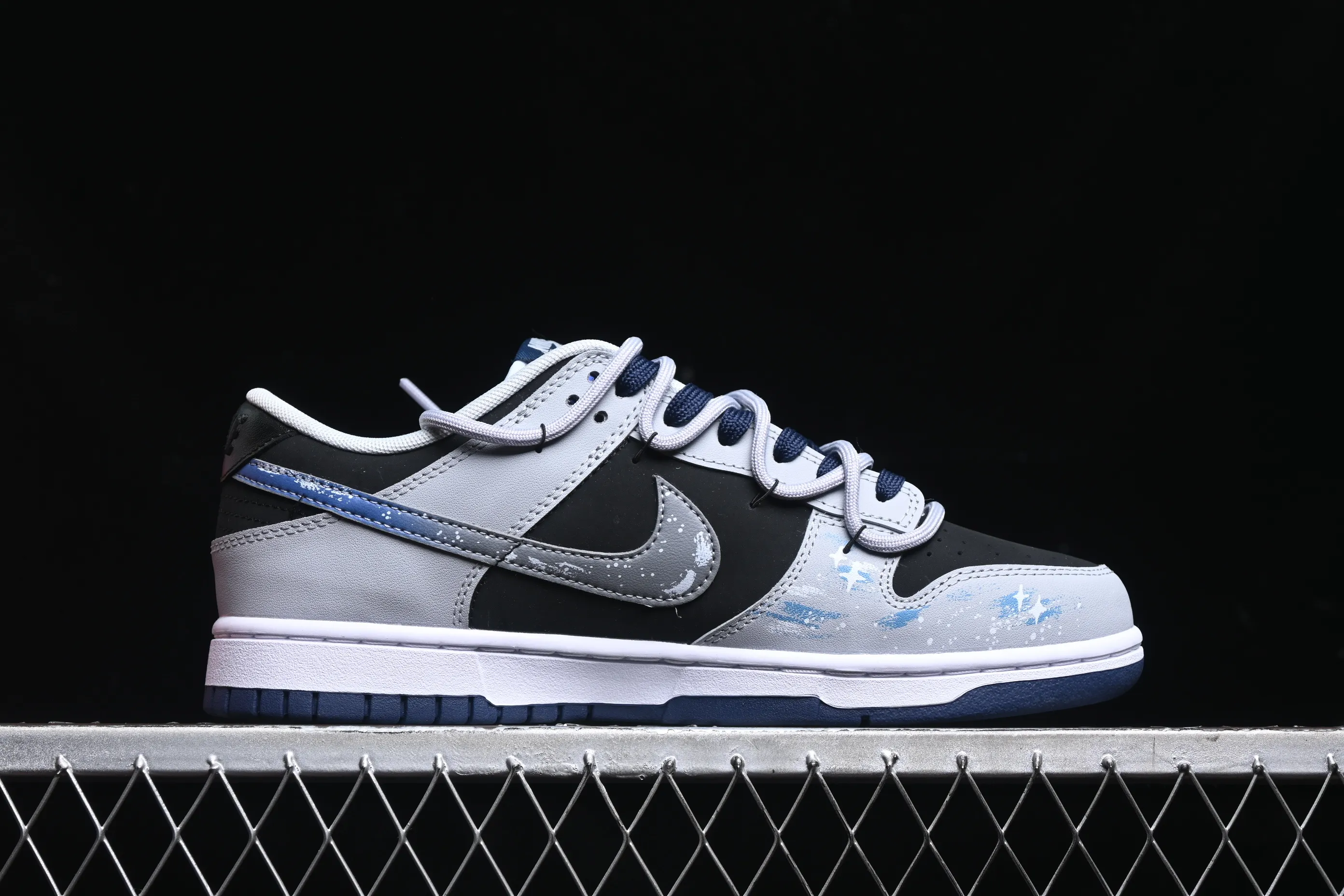 All Categories Nk SB Dunk Series Nk SB Dunk Low Low-top sneakers Nk Dunk Low Samsara Star Pupils Universe Stars Mysterious style English graffiti Low-top casual sneakers FQ8826-100